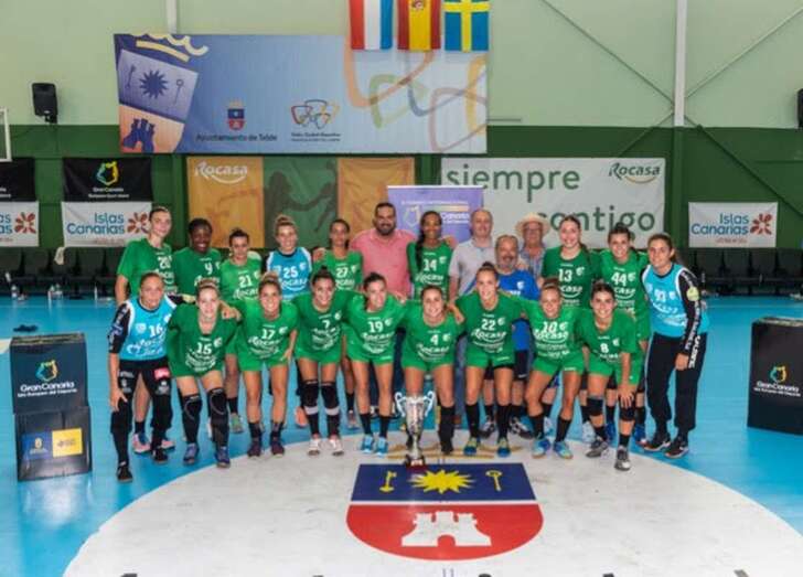 El equipo teldense posa con la Copa (Foto TA)